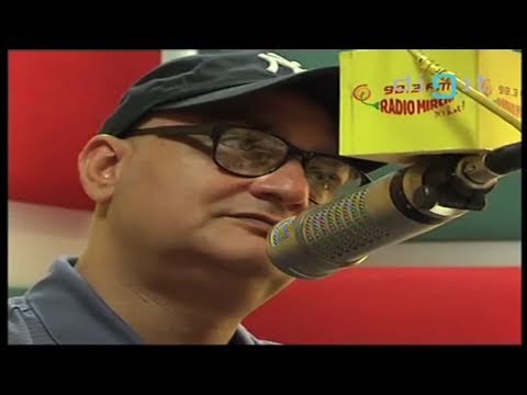 Vinay Pathak sings at Radio Mirchi