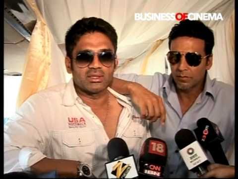 Akshay Kumar & Suniel Shetty offer FREE bus ride to love-lorn couples!