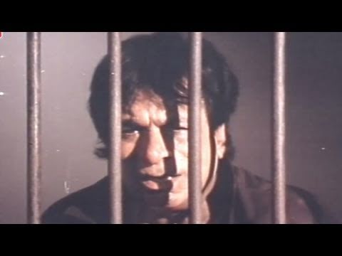 Kader Khan Behind Bars - Baap Numbri Beta Dus Numbri Scene 